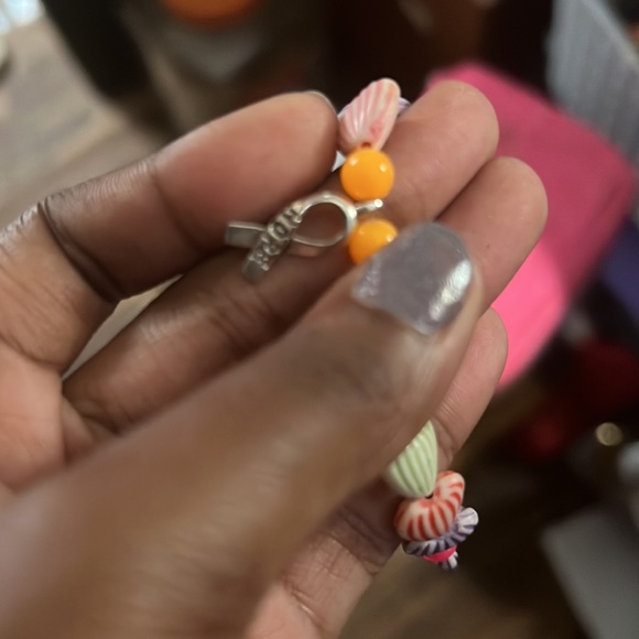 Here I’m selling a rainbow heart bracelet - Picture 4 of 4